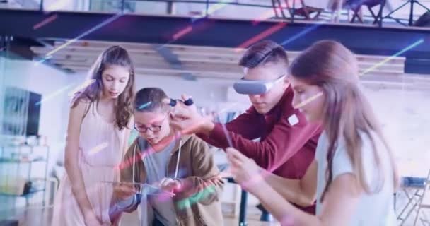 Enfants Jeux et apprentissage à l'aide d'un casque VR Apprentissage en ligne Éducation moderne Digital Classroom Alternative Education Concept Slow Motion 8k — Video