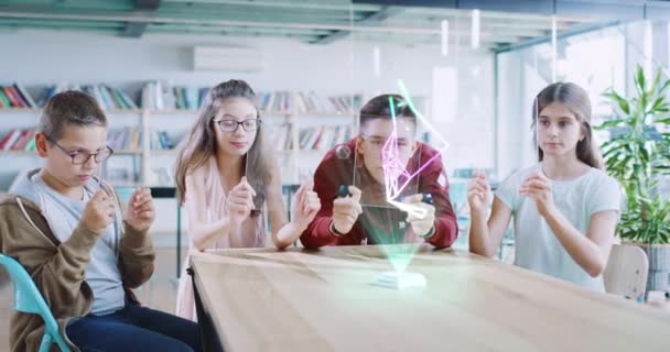 Estudiantes usando software de modelado 3D Trabajo en equipo Tecnología futurista Visualización 3D del concepto de aula virtual de holograma Slow Motion 8k — Vídeo de stock