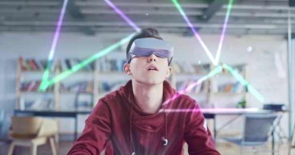 Студент віртуального навчання з використанням VR технології для 3D візуалізації Інтернет-школи Сучасна освіта онлайн навчання Цифровий клас Персоналізована концепція навчання Повільний рух 8k — стокове відео