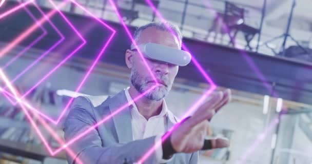 Крупный план съемки красивого человека с гарнитурой виртуальной реальности исследуя реальность Погружные технологии XR VR AR MR Гибридная реальность Новые технологии Future Slow Motion 8k RED — стоковое видео