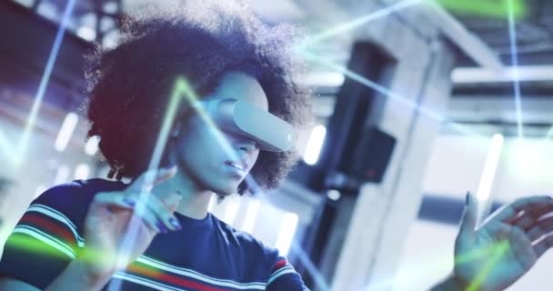 年轻美丽的黑人妇女使用虚拟现实耳机游戏和娱乐新技术增强现实混合现实技术多样性概念慢动作8k红色 — 图库视频影像