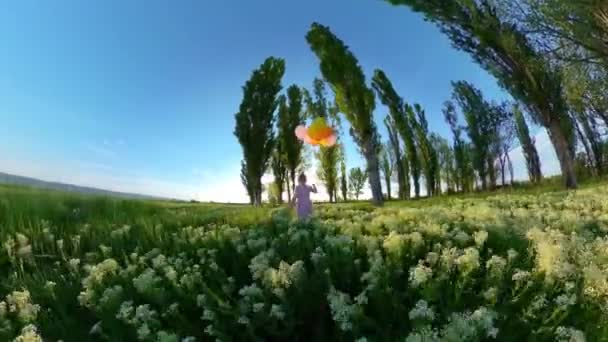 Arka planda eğlenen küçük bir kızın balonları karantinada tutarken çekilmiş bir çocuk fotoğrafı. Doğa Eğlencesi Mutlu Çocukluğu 360 Vr Görüntüsü İlk Yavaş Hareket 8K — Stok video