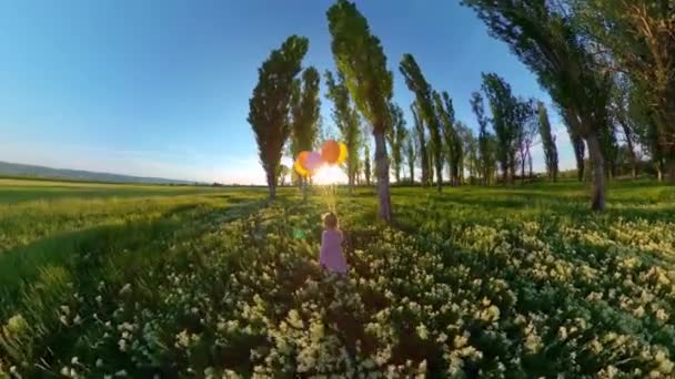 美丽的女童军带着气球在夕阳西下的公园里奔跑检疫大自然快乐的家庭360 Vr视频第一个人8k慢动作 — 图库视频影像