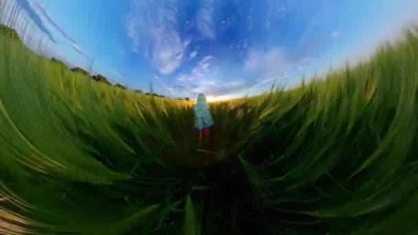 Sød kvindelig lille barn leger udenfor i foråret lås ned sjov familie rejse 360 Vr optagelser første person 8k langsom bevægelse – Stock-video