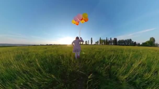 Schattige vrouwelijke peuter plezier hebben met ballonnen buiten in het voorjaar vakantie familie reizen 360 Vr Beelden eerste persoon 8k slow motion — Stockvideo
