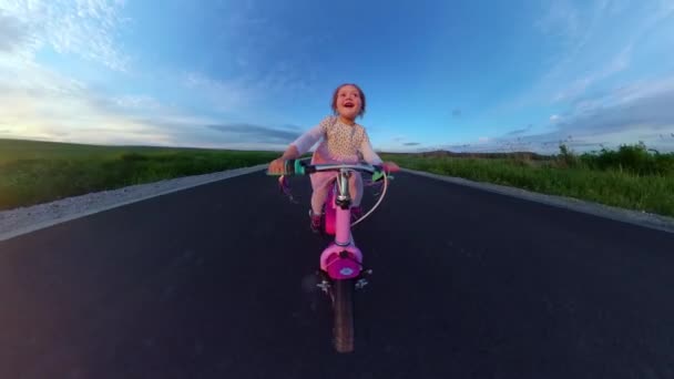 Kind Tracking Shot von hinten mit Spaß im Freien Radfahren bei Sonnenuntergang Outdoor Fun Happy Childhood 360 Vr Footage First Person 8k Zeitlupe — Stockvideo