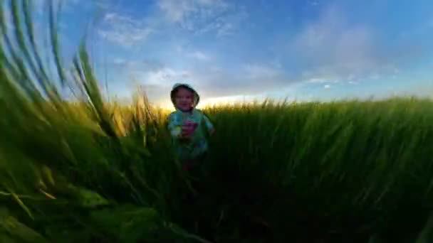 Kind Tracking Shot von hinten Spaß im Freien im Frühling Quarantäne Natur Spaß Glückliche Familie 360 Vr Filmmaterial Ego 8k Zeitlupe — Stockvideo