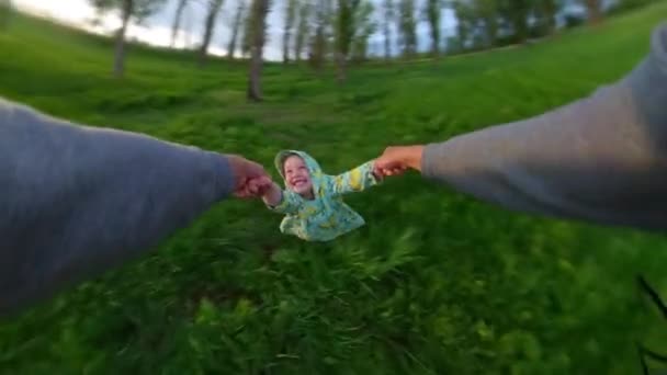 ハメ撮りかわいい女の子が夕日の休暇中に楽しみを持って父は春の屋外で遊んで女の子を回転楽しい家族旅行360 VR映像最初の人8kスローモーション — ストック動画
