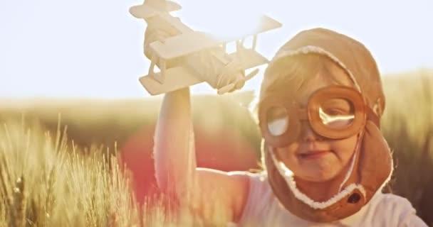 Dziecko bawiące się samolotem na polu Słodka dziewczynka korzystająca z zajęć na świeżym powietrzu o zachodzie słońca Zabawa Czas wolny Dzieciństwo Dream Red Slow Motion 8k — Wideo stockowe