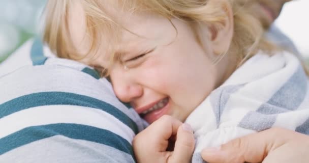 Vater kümmert sich um seine weinende Tochter verärgert kleines Mädchen hält an ihrem Vater Natur aufwachsen Traurigkeit Kindheit Traurige Momente ROT 8k Zeitlupe — Stockvideo