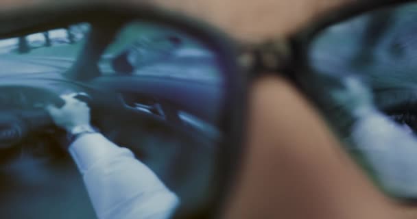 POV Geschäftsmann trägt AR Smart Brille Fahren Schnell Ein Luxus-Auto Reflexion Bewegen Durch Stadt Raumfahrt Gaming Virtuelle Kamera Tracking Schuss Brille Reflexion Zeitlupe Red Epic 8k — Stockvideo