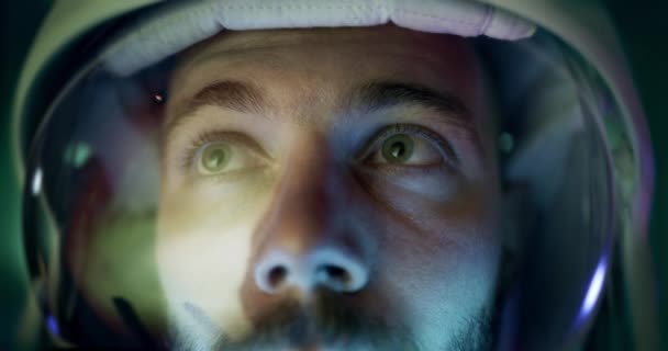 Astronauta com capacete durante a tecnologia de voo espacial NASA Travel Exploration and Planet Colonization Concept Close Up Shot Of Young Pilot Observing Outer Space Modern Man Red 8k — Vídeo de Stock