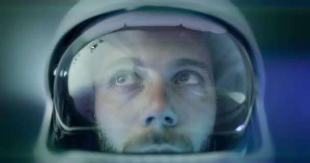 Űrhajós Időutazás Virtuális valóság Játék Felfedezés Űrtechnológia NASA Jövő Koncepciója Közelkép Utazás féreglyukon keresztül Képernyő nélküli kijelző Vörös 8k — Stock videók