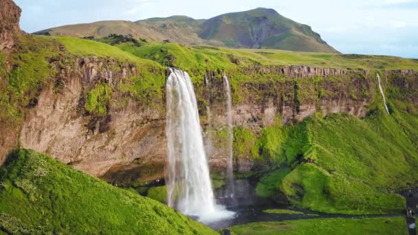 Waterfall Mountain Travel Verão Primavera Outono Drone épico disparado em torno da famosa cachoeira na Islândia Água que flui através de altas falésias Inspiração Escala épica Natureza Visão — Vídeo de Stock