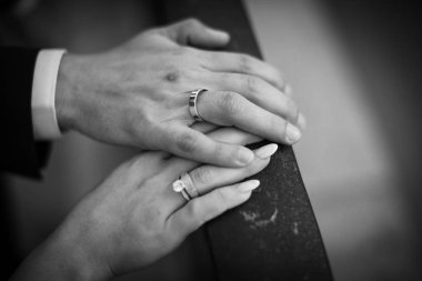 Gelin ve damat el ele tutuşuyorlar.