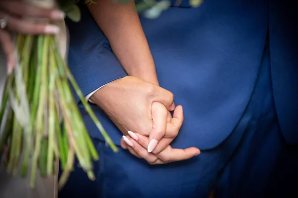 Young Couple Holding Hands — Stock Photo, Image