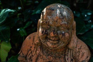 Bahçedeki küçük Buddah heykeli 