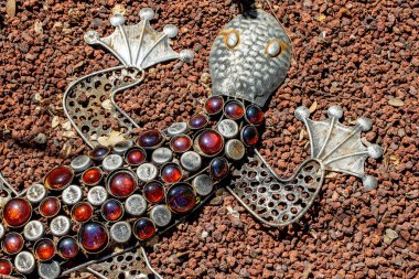 bahçe süslemesi, yoldaki renkli taşlardan yapılmış kertenkele.