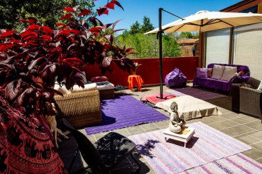 Verandadaki küçük Buddah heykeli. 