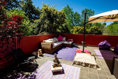 Verandadaki küçük Buddah heykeli. 