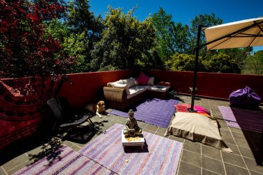 Verandadaki küçük Buddah heykeli. 