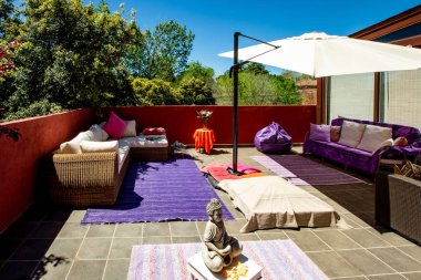 Verandadaki küçük Buddah heykeli. 