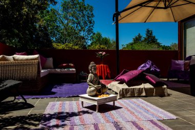 Verandadaki küçük Buddah heykeli. 