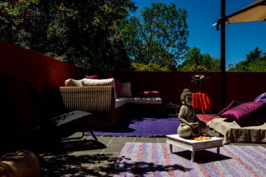 Verandadaki küçük Buddah heykeli. 