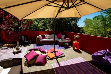 Güneşli bir günde veranda manzarası