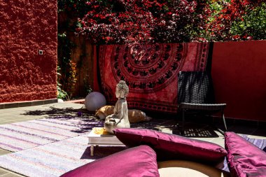 Terasta Buda 'nın küçük heykeli