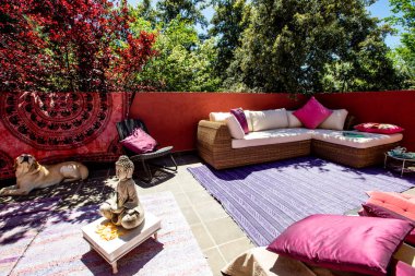 Buddah 'nın küçük heykeli ve köpeği avluda. 