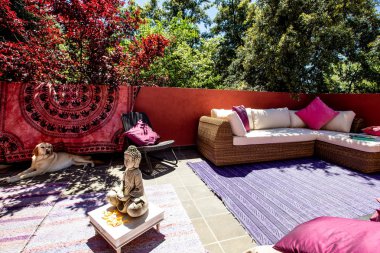 Buddah 'nın küçük heykeli ve köpeği avluda. 