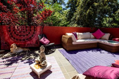 Buddah 'nın küçük heykeli ve köpeği avluda. 