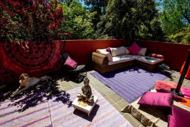 Verandadaki küçük Buddah heykeli. 