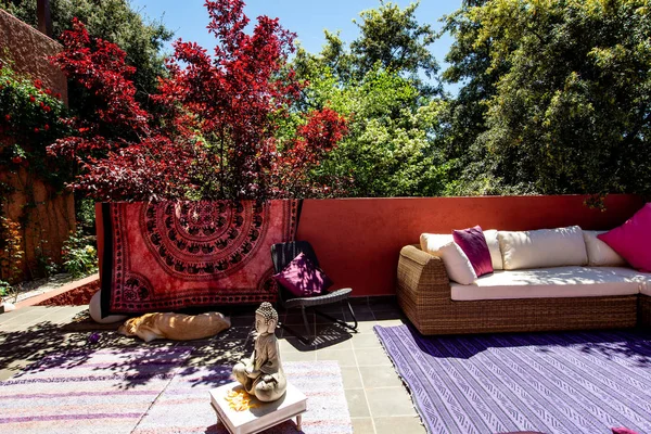 Buddah 'nın küçük heykeli ve köpeği avluda. 