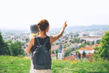 Kadın ve çocuk leyleklerin Ljubljana şehrinin panoramik görünümünün zemin üzerine. Bahar ya da yaz Slovenya. Seyahat Europe. Mutlu gülümseyen anne ile küçük kızı açık havada