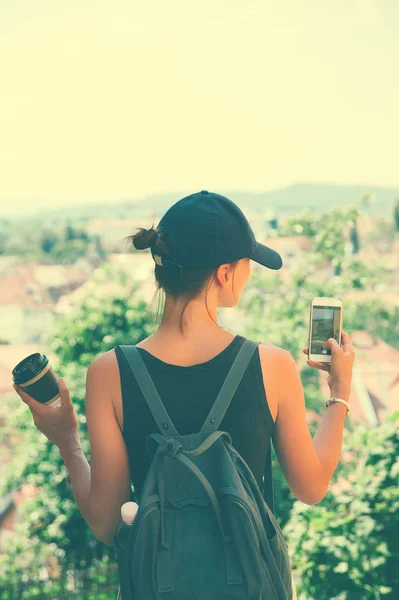 Женщина Туристка Фотографирует Панорамный Вид Красными Крышами Любляны Замка Смартфон — стоковое фото