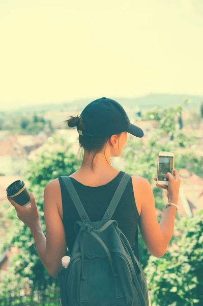 Turista Mujer Toma Una Vista Panorámica Con Techos Rojos Liubliana — Foto de Stock