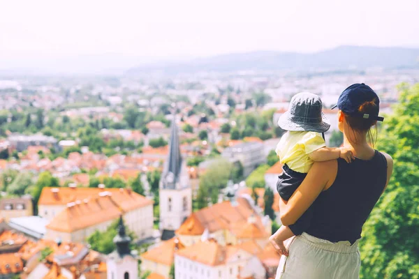 Femme Enfant Sur Fond Vue Panoramique Avec Toits Rouges Ville — Photo