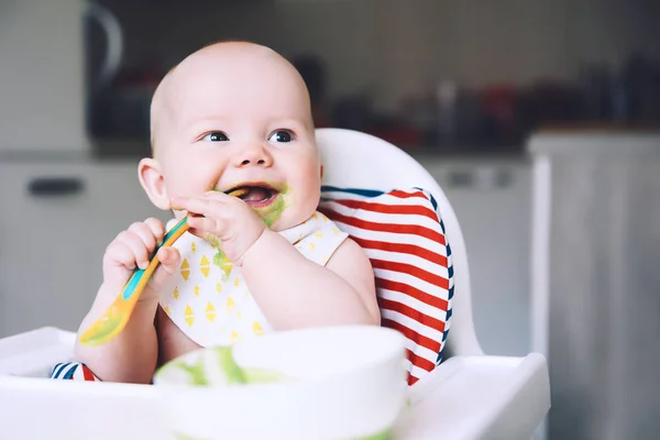 Alimentação Bebê Sorrindo Bagunçado Comendo Com Uma Colher Cadeira Alta — Fotografia de Stock