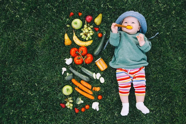 Bebê Roupas Coloridas Tentando Comida Quadro Diferentes Frutas Legumes Frescos — Fotografia de Stock