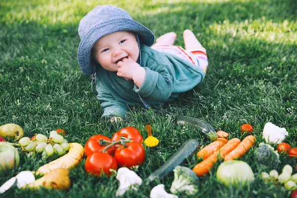 Sorrindo Bebê Bonito Diferentes Frutas Legumes Frescos Grama Verde Nutrição — Fotografia de Stock