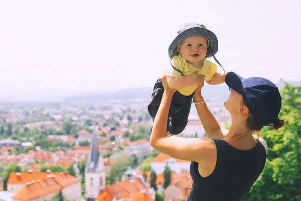 Женщина Ребенок Фоне Панорамного Вида Красными Крышами Города Любляны Весна — стоковое фото