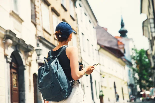 Viajar Pela Europa Mulher Turista Com Xícara Café Usando Telefone — Fotografia de Stock