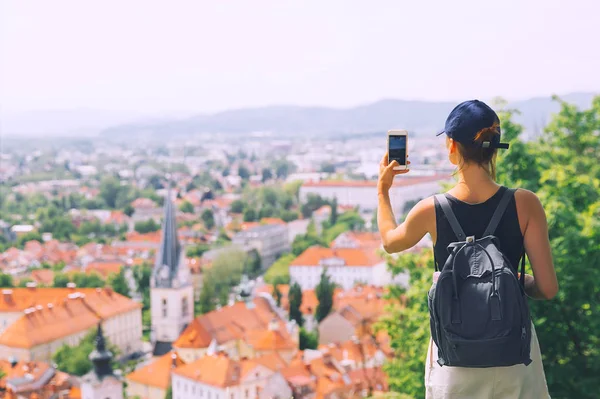 Женщина Туристка Фотографирует Панорамный Вид Красными Крышами Любляны Замка Смартфон — стоковое фото