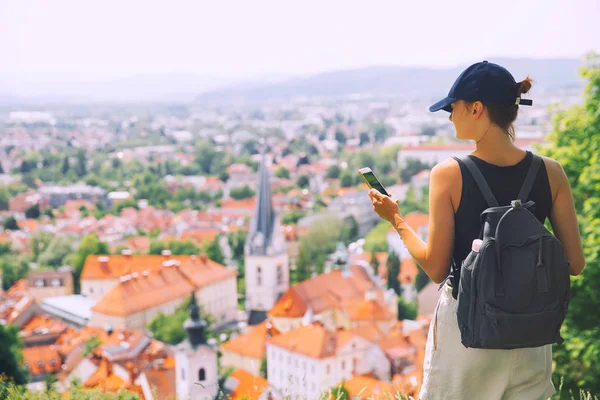 Mulher Turista Com Smartphone Mão Fundo Vista Panorâmica Com Telhados — Fotografia de Stock