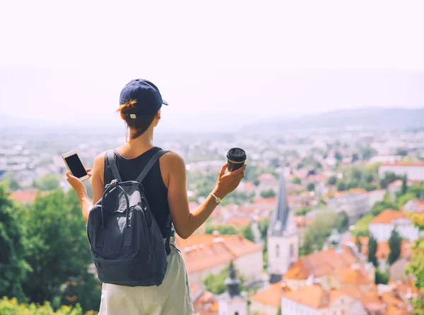 Mujer Turista Deleita Increíble Vista Panorámica Con Techos Rojos Liubliana —  Fotos de Stock