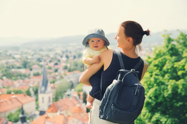 Femme Enfant Sur Fond Vue Panoramique Avec Toits Rouges Ville — Photo