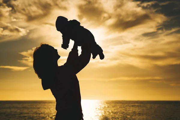 Mother Baby Silhouettes Sunset Beach Ocean Summer Woman Her Child — Stock Photo, Image