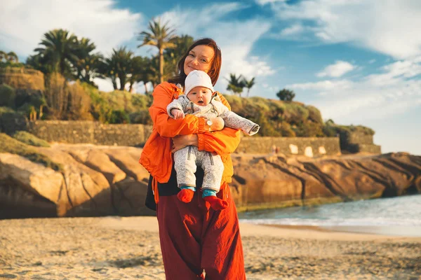 テネリフェ島 スペイン ヨーロッパの家族の休日 屋外に面した母子 肖像画旅行観光客 子供を持つお母さん 肯定的な人間の感情は アクティブなライフ スタイル 海のビーチで若い家族の幸せ — ストック写真